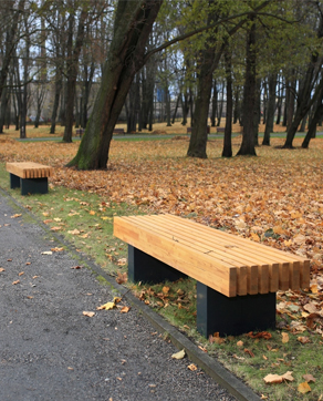 Gamma di panchine in legno e acciaio di design per arredo urbano, utilizzabili in ogni contesto.